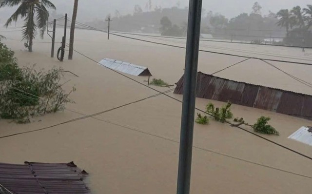 Cận cảnh lũ dữ nhấn chìm nhà cửa, người dân leo lên mái nhà kêu cứu - 3