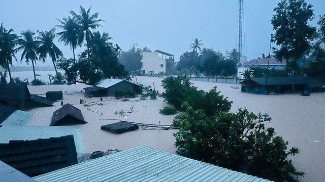 Cận cảnh lũ dữ nhấn chìm nhà cửa, người dân leo lên mái nhà kêu cứu - 4