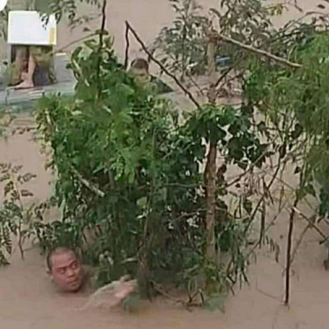 Cận cảnh lũ dữ nhấn chìm nhà cửa, người dân leo lên mái nhà kêu cứu - 6