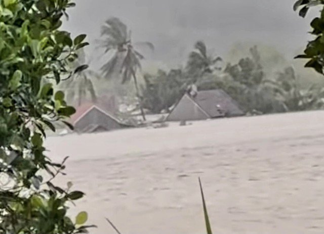 Cận cảnh lũ dữ nhấn chìm nhà cửa, người dân leo lên mái nhà kêu cứu - 7