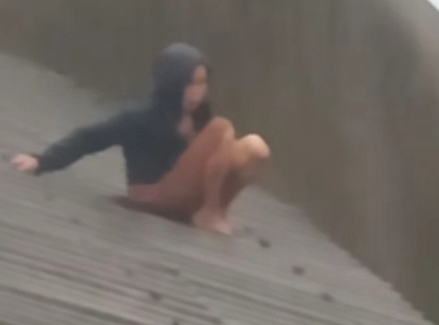 Cận cảnh lũ dữ nhấn chìm nhà cửa, người dân leo lên mái nhà kêu cứu - 8