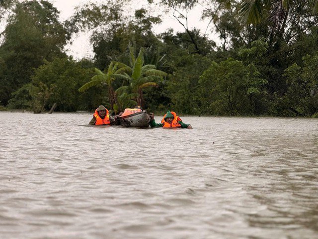 Cận cảnh lũ dữ nhấn chìm nhà cửa, người dân leo lên mái nhà kêu cứu - 12