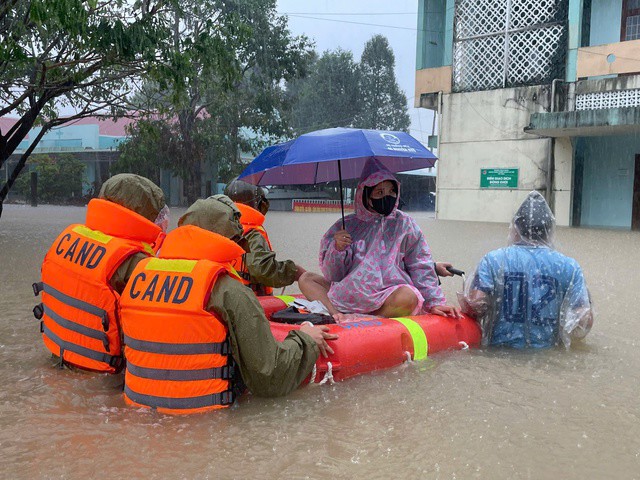 Cận cảnh lũ dữ nhấn chìm nhà cửa, người dân leo lên mái nhà kêu cứu - 13