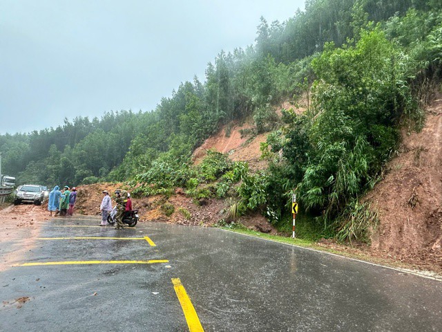 Đèo Phượng Hoàng nối Đắk Lắk - Khánh Hòa bị sạt lở