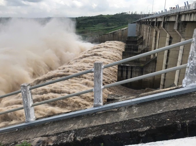 Hồ thủy điện Sông Ba Hạ xả lũ hôm 8/11. Ảnh: An Phương