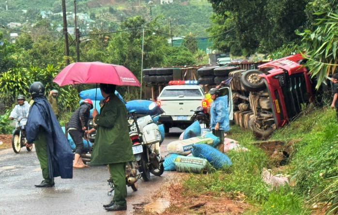 Hiện trường vụ tai nạn xe container đè trúng ô tô con.