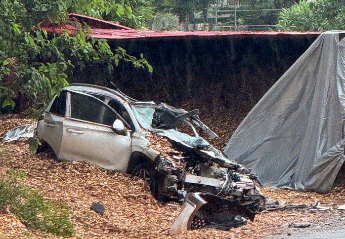 Đầu ô tô 5 chỗ bị xe đầu kéo đè bẹp.