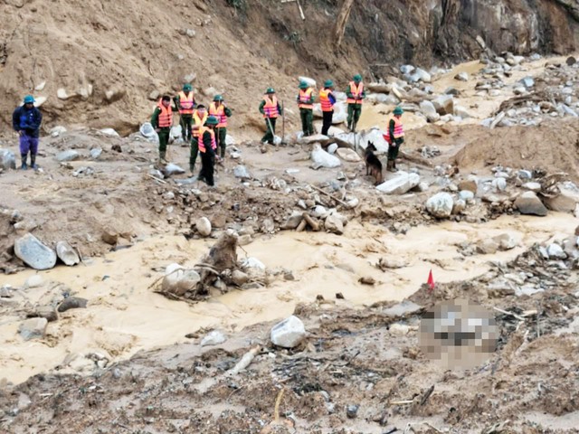 Hiện trường nơi tìm thấy thi thể đầu tiên trong vụ sạt lở ở xã Hùng Sơn.