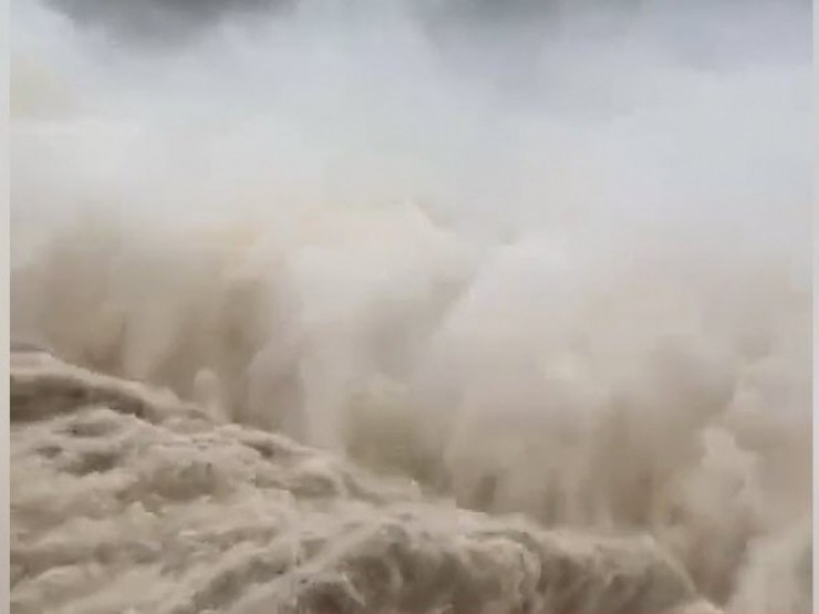 Video: Thủy điện Sông Ba Hạ xả lũ kinh hoàng hơn 16.100 m3/s