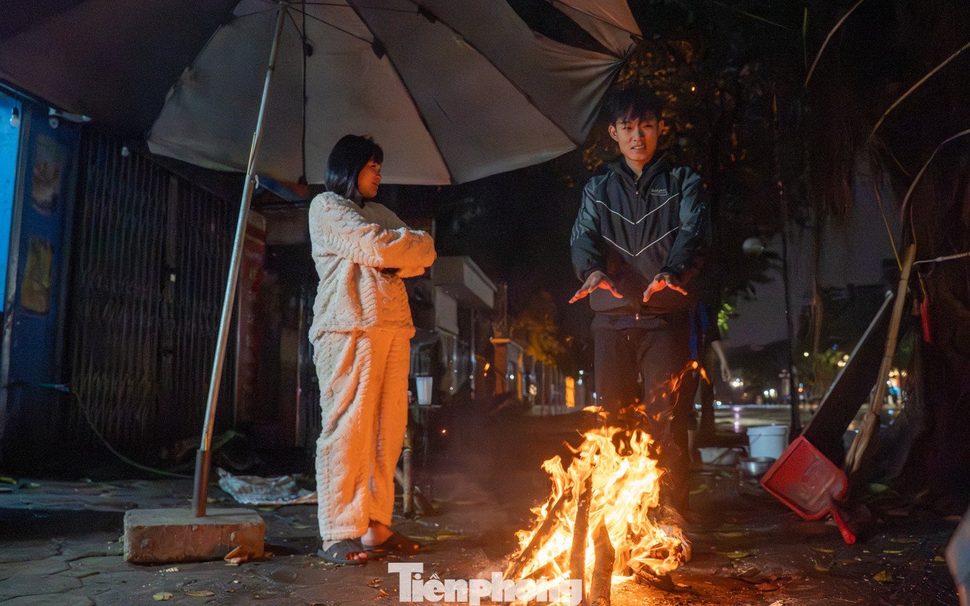 Người Hà Nội đốt lửa sưởi ấm trong đêm lạnh 12 độ C - 16