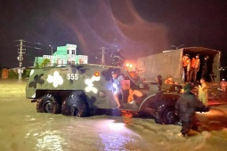 Tin tức trong ngày - Nước lũ dâng cao kỷ lục, Gia Lai khẩn cấp sơ tán hàng ngàn người dân trong đêm