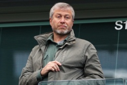 Lý do thực sự khiến tỷ phú Abramovich không thể chuyển khoản tiền 3 tỷ USD cho Ukraine