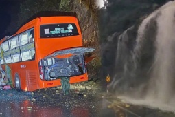 Tin tức trong ngày - Nước chảy như thác trước khi đá lở đè xe khách trên đèo Khánh Lê