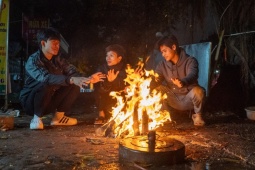 Người Hà Nội đốt lửa sưởi ấm trong đêm lạnh 12 độ C