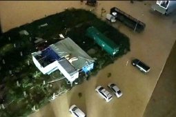 Nước ngập gần tới nóc nhà, người Quy Nhơn kêu cứu