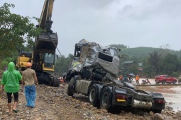 Tin tức trong ngày - CLIP: Xe đầu kéo trong vụ tài xế bị lũ cuốn ở Quảng Trị đã được trục vớt, hé lộ hình ảnh đầu tiên