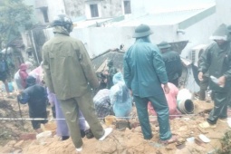 Sạt lở núi cuốn sập nhà dân ở Gia Lai, 2 người cao tuổi bị vùi lấp