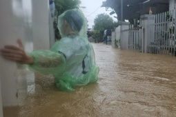 Tin tức trong ngày - Người dân Nha Trang kiệt sức trong trận lụt lịch sử lần thứ 3