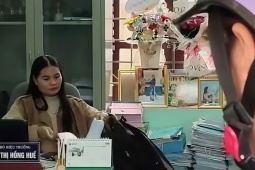 Phụ huynh đón con về khi Phó hiệu trưởng Đỗ Thị Hồng Huế xuất hiện trở lại trường