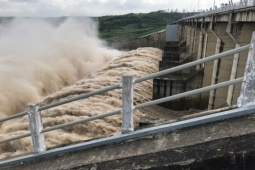 Tin tức trong ngày - Thủy điện Sông Ba Hạ xả 16.100m3/s, lớn nhất từ trước đến nay