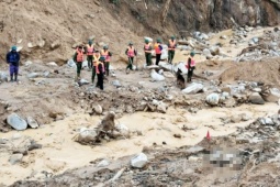 Tin tức trong ngày - Vụ sạt lở kinh hoàng vùi lấp 3 người: Tìm thấy thi thể đầu tiên