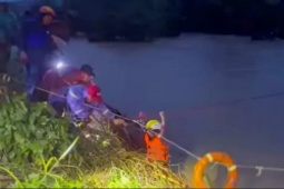 Clip công an đu dây vượt sông Ba, giải cứu 31 người dân bị cô lập