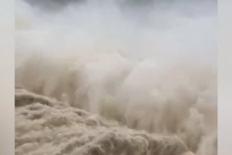 Tin tức trong ngày - Video: Thủy điện Sông Ba Hạ xả lũ kinh hoàng hơn 16.100 m3/s