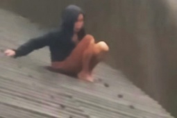 Tin tức trong ngày - Cận cảnh lũ dữ nhấn chìm nhà cửa, người dân leo lên mái nhà kêu cứu