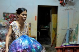 Hội An lại ngập sâu: Dân hối hả chạy lũ, du khách tò mò lội nước check-in