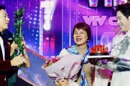 MC Diễm Quỳnh xúc động với món quà bất ngờ từ MC Anh Tuấn