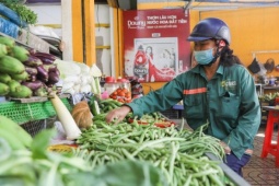 Giá rau tăng vọt, sinh viên chờ mẹ tiếp tế từ quê