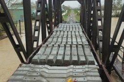 Tin tức trong ngày - Điều tàu hàng trấn giữ hai cầu đường sắt Bắc Nam