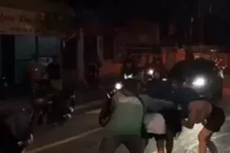 An ninh - Xã hội - Công an truy tìm nhóm người dừng xe đánh nhau giữa đường ở TPHCM