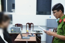 Sợ lộ thông tin nhạy cảm, cô gái dàn cảnh cướp điện thoại của người yêu cũ