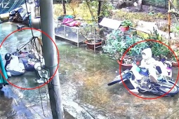 Clip: "Dở khóc dở cười" 4 nữ sinh đồng loạt trượt ngã xe vì sân ướt trơn