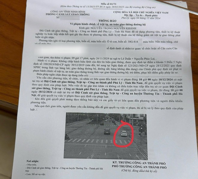 Ô tô Ford biển số 30G-818.XX nghi bị các xe khác sử dụng biển số giả khiến chủ xe chính chủ bị phạt oan và hai thông báo phạt nguội hiển thị hình ảnh hai ô tô khác trùng biển số này.