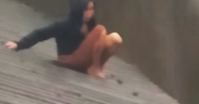 Cận cảnh lũ dữ nhấn chìm nhà cửa, người dân leo...