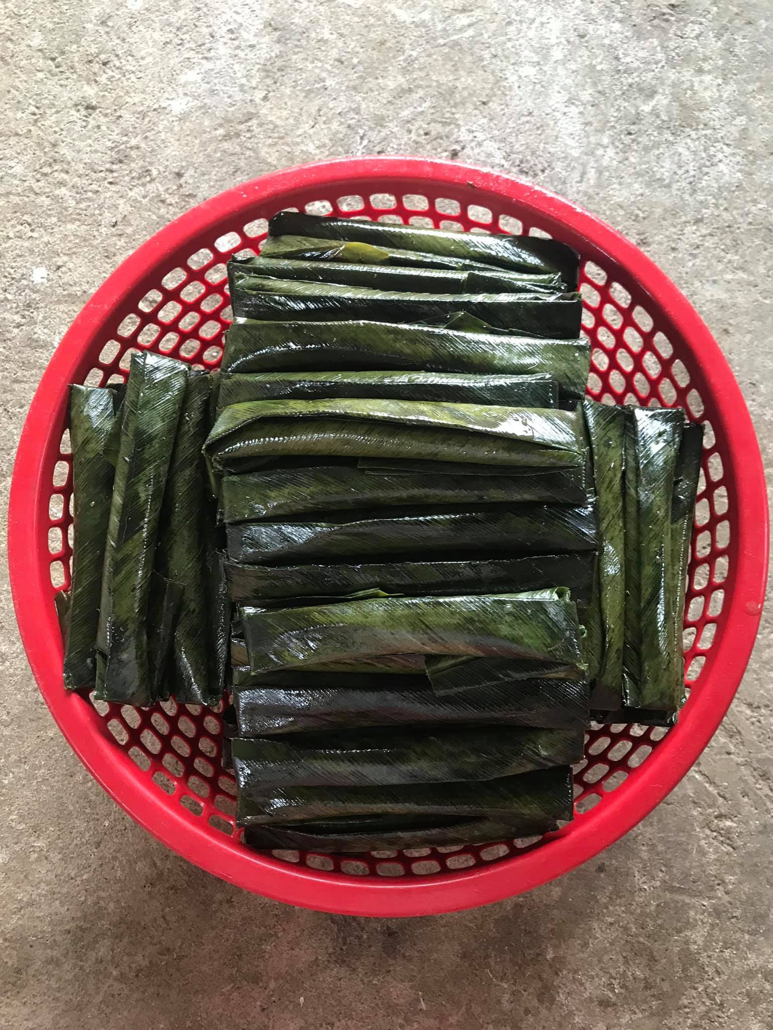 Bánh răng bừa ngon nhất khi ăn nóng, chấm với nước mắm ớt, nước thịt (giống bánh cuốn) đều ngon. Ảnh: Lý Nguyễn