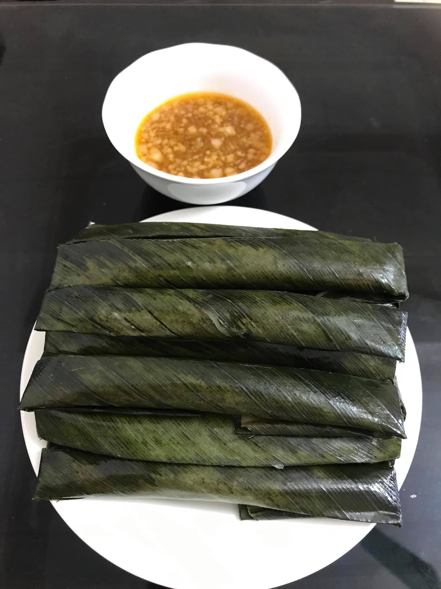 Bánh răng bừa ngon nhất khi ăn nóng, chấm với nước mắm ớt, nước thịt (giống bánh cuốn) đều ngon. Ảnh: Lý Nguyễn