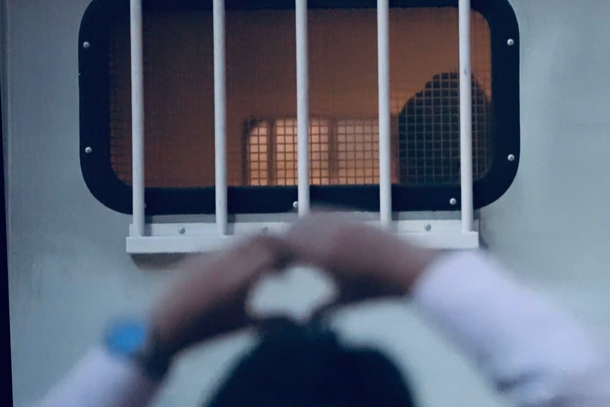 Những người bạn của các bị cáo làm biểu tượng gửi gắm yêu thương cho bạn mình, trước khi xe đặc chủng rời đi. Ảnh: Phú Thọ.