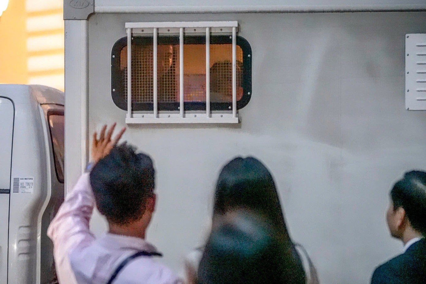 Những người bạn của các bị cáo làm biểu tượng gửi gắm yêu thương cho bạn mình, trước khi xe đặc chủng rời đi. Ảnh: Phú Thọ.