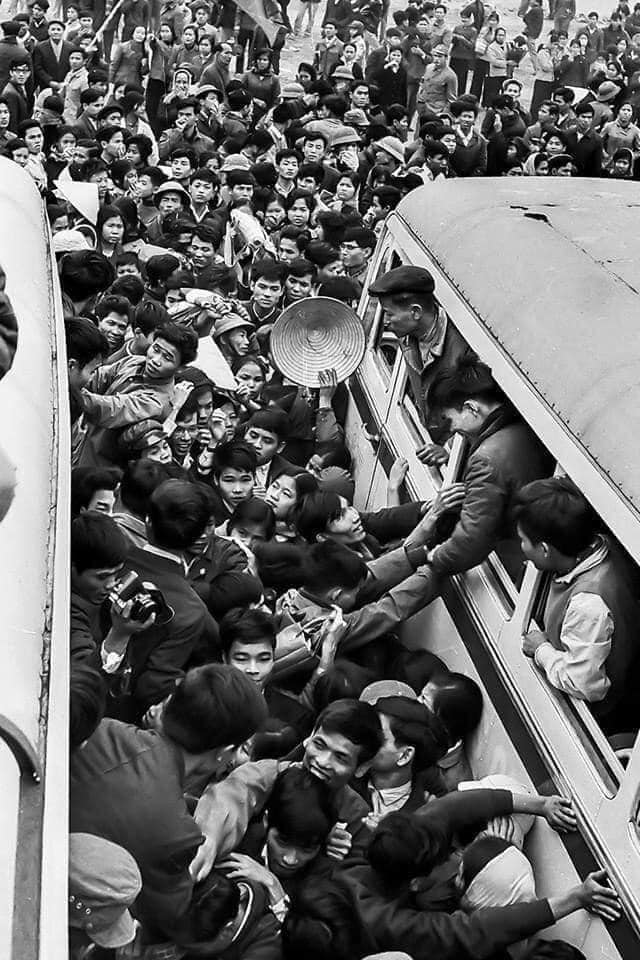 Giảng viên, sinh viên Đại học Tổng hợp lên đường nhập ngũ năm 1971 ( Ảnh: Hoàng Mầu Thiết)