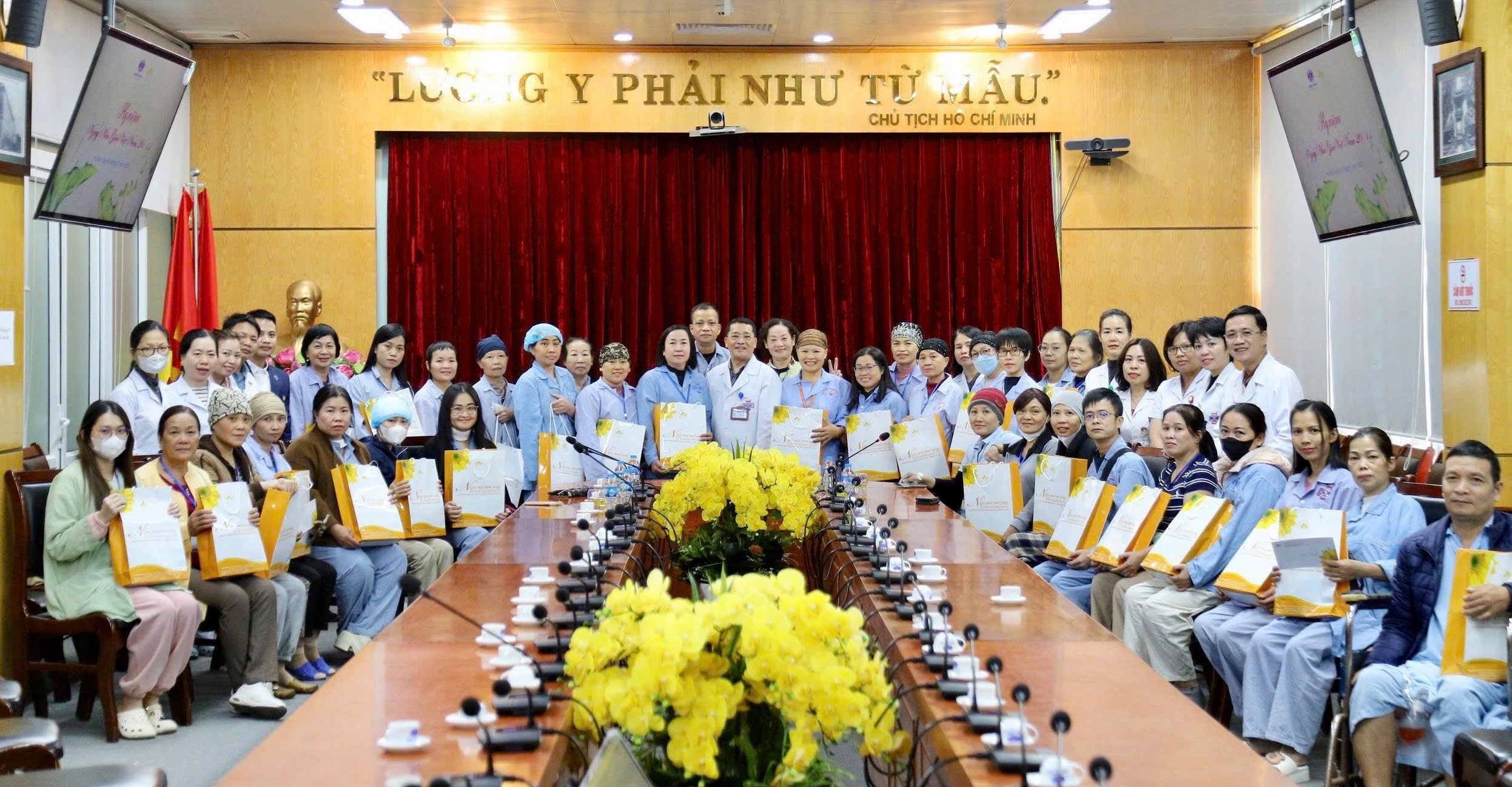 Lãnh đạo Bệnh viện K thăm hỏi và chúc mừng Ngày nhà giáo Việt Nam đến với các thầy cô là bệnh nhân đang điều trị ung thư. 