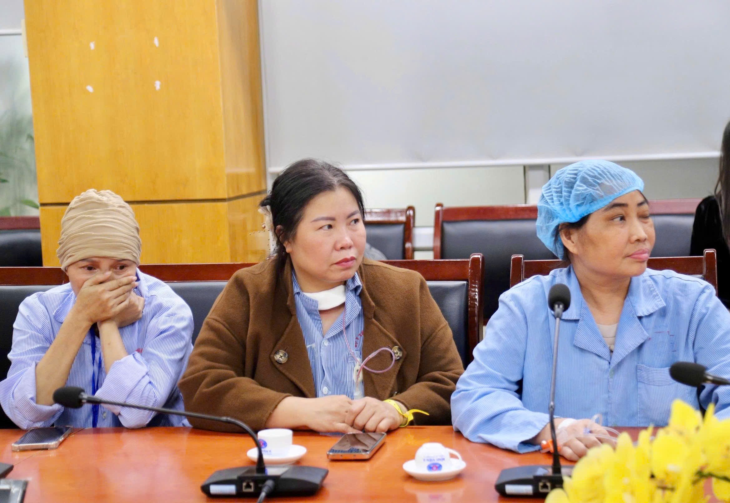 Bệnh nhân xúc động mong sớm khoẻ để trở về với nghề. 