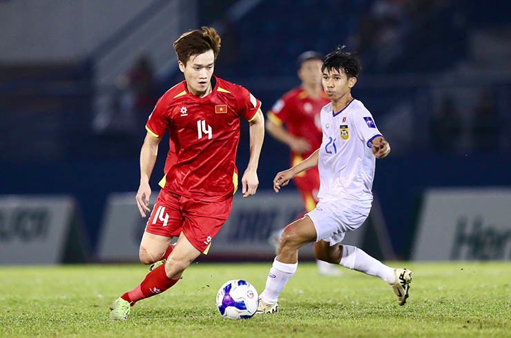 ĐT Việt Nam (áo đỏ) được đánh giá cao hơn ĐT Lào