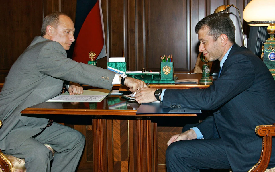 Ông Abramovich trao đổi với Tổng thống Nga Vladimir Putin ở Moscow vào năm 2005. Ảnh: Reuters.