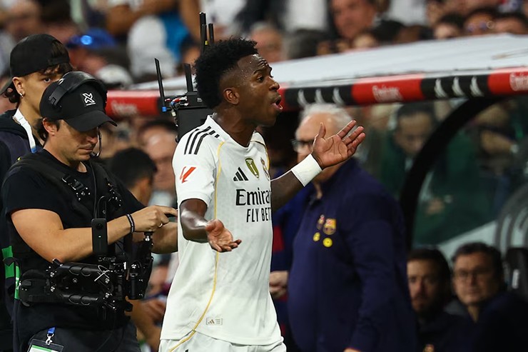 Vinicius tức giận khi bị thay ra trong trận El Clasico