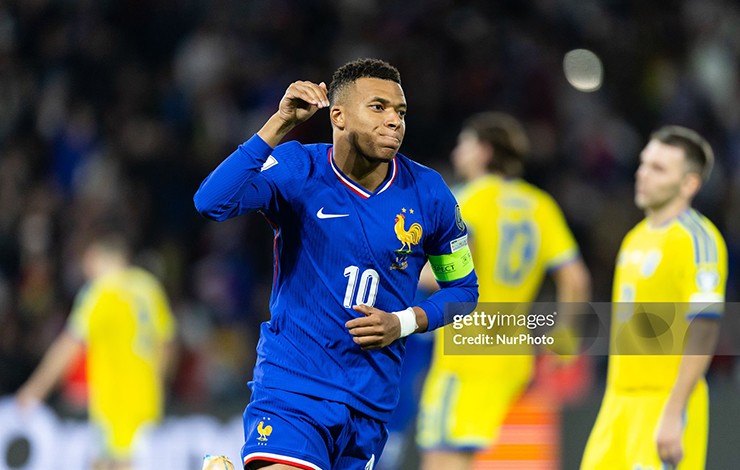 Mbappe ăn mừng ghi bàn vào lưới Ukraine