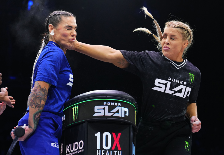 Sheena Bathory (bên phải) là ngôi sao cuộc thi tát