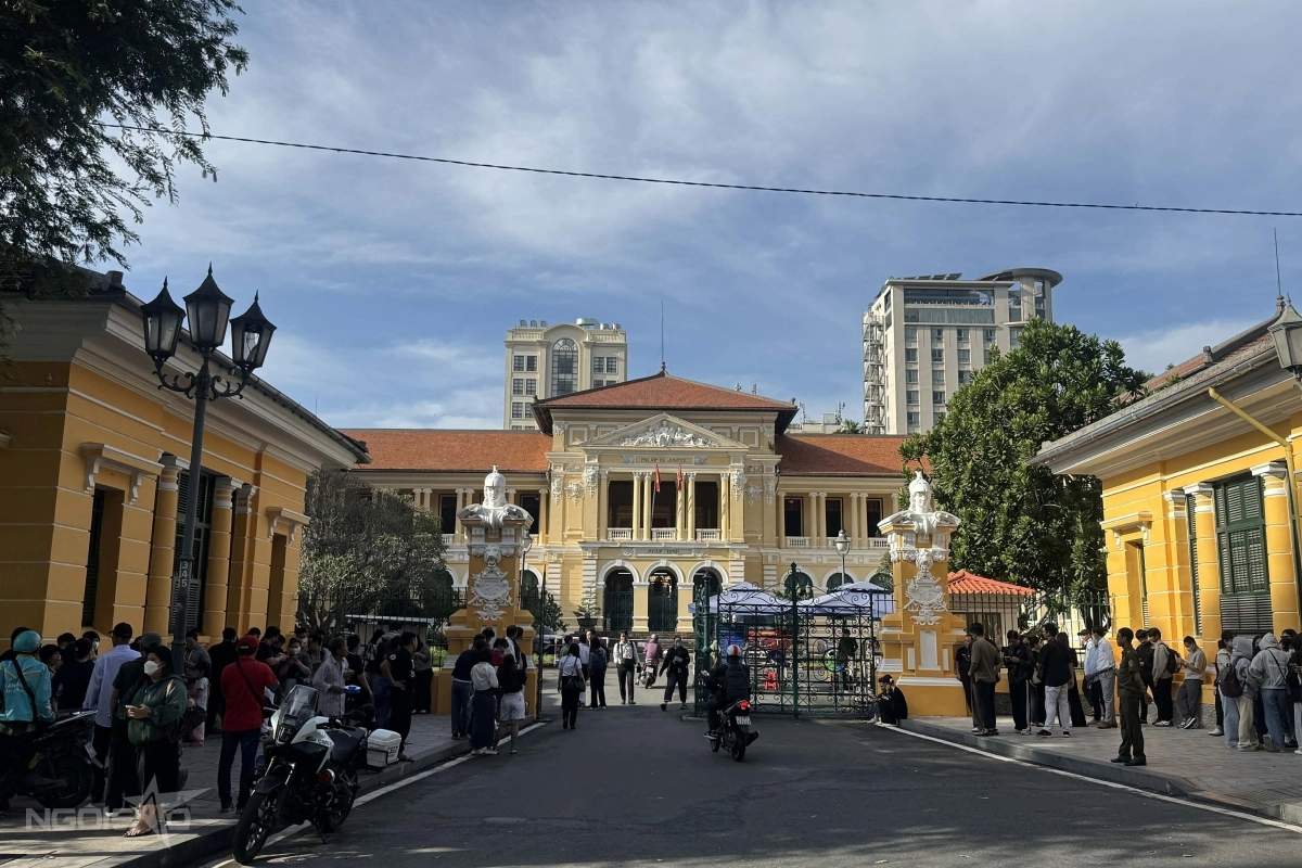 Tại cổng tòa, nhiều người dân, khán giả đến theo dõi phiên xét xử.